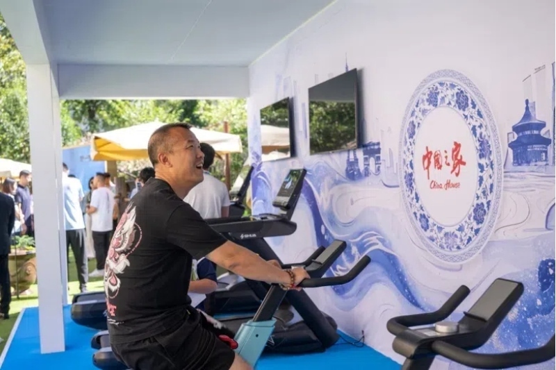 參觀者在智慧體育公園體驗(yàn)動(dòng)感單車。巴黎