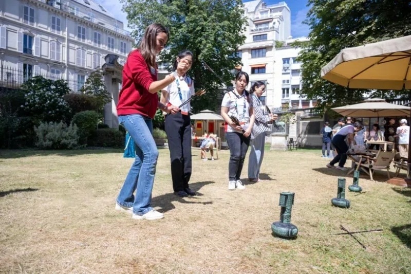 中外友人體驗(yàn)投壺游戲。巴黎