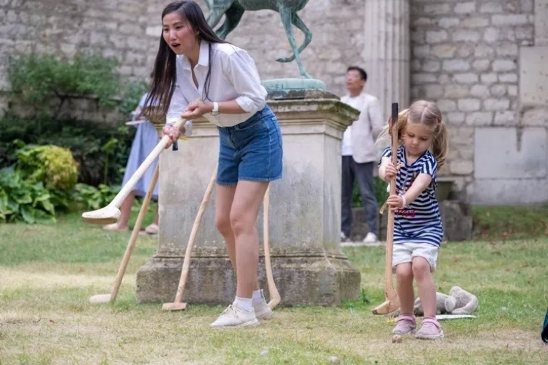 小朋友體驗(yàn)捶丸游戲。巴黎