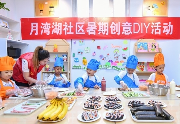 漯河市月灣湖社區(qū)青少年活動(dòng)室里，志愿者教孩子們做手工。 齊國(guó)霞攝