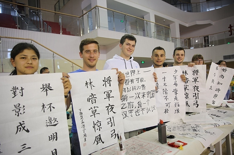 2017年6月5日，來自青島大學(xué)和中國石油大學(xué)（華東）的外國留學(xué)生在展示現(xiàn)場完成的書法作品。