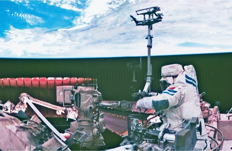 黨的十八大以來，我國科技事業(yè)取得歷史性成就、發(fā)生歷史性變革，科技自立自強(qiáng)成果持續(xù)涌現(xiàn)。圖為2024年7月3日在北京航天飛行控制中心拍攝的神舟十八號航天員李聰在空間站組合體艙外作業(yè)的畫面。 新華社記者 郭中正/攝