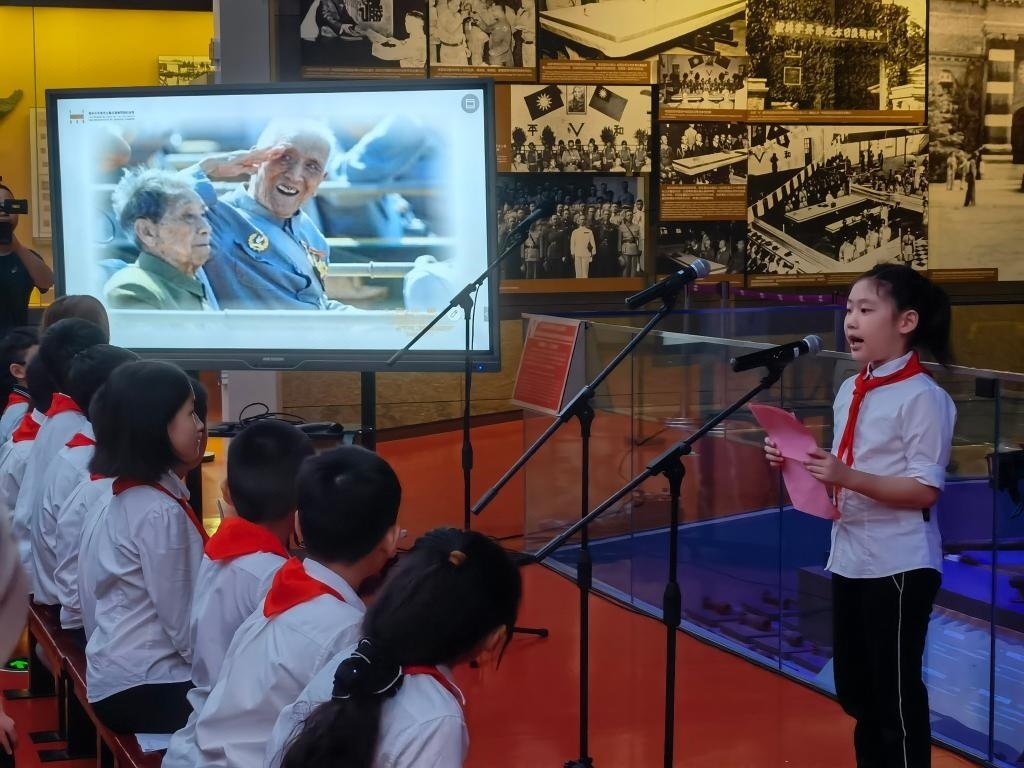 南京市科睿小學(xué)二年級(jí)學(xué)生章若初為大家講述抗戰(zhàn)老兵手印的故事。 新華社記者 邱冰清 攝