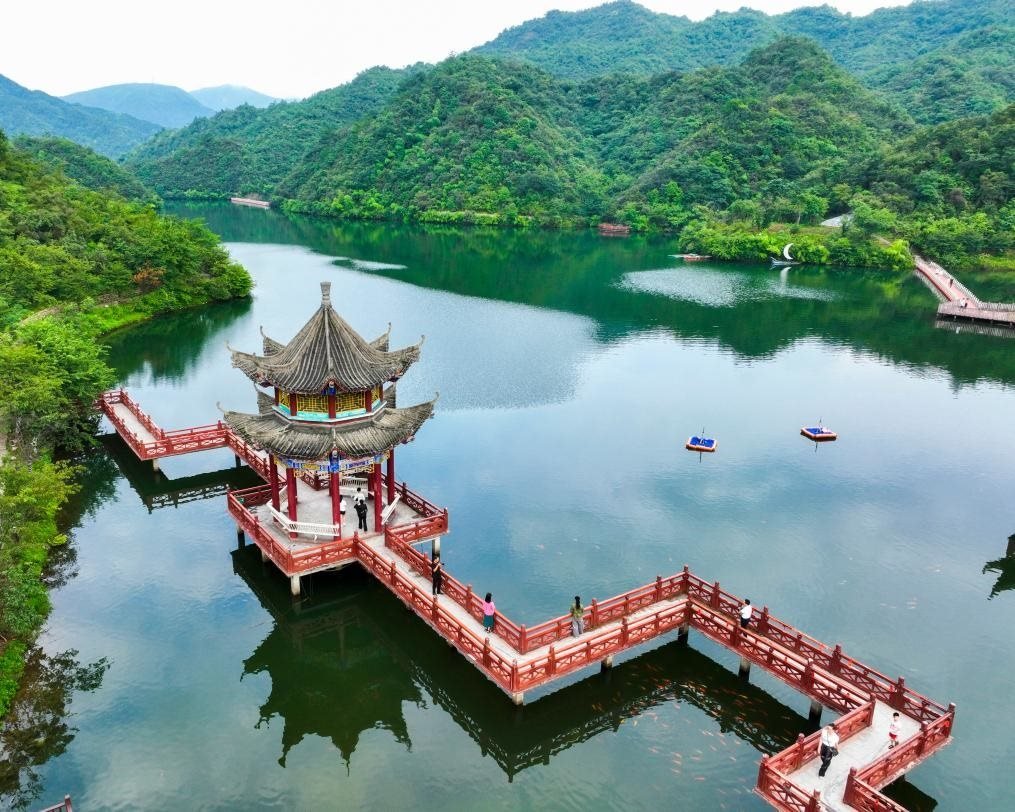 2024年8月11日，游客在湖南省雙牌縣陽(yáng)明山國(guó)家森林公園萬(wàn)和湖休閑游玩。新華社發(fā)（周秀魚(yú)春攝）