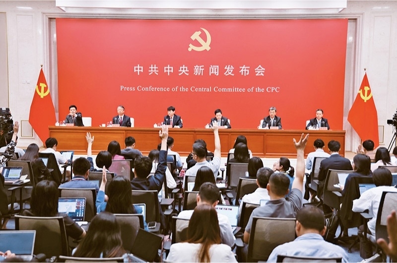 黨的二十屆三中全會是在以中國式現(xiàn)代化全面推進(jìn)強(qiáng)國建設(shè)、民族復(fù)興偉業(yè)的關(guān)鍵時(shí)期召開的一次十分重要的會議。圖為2024年7月19日，中共中央舉行新聞發(fā)布會，介紹和解讀黨的二十屆三中全會精神。 新華社記者 金立旺/攝