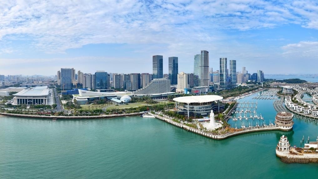 2024年1月24日拍攝的廈門(mén)國(guó)際會(huì)議中心、環(huán)島路一帶濱海城市景觀。新華社記者姜克紅攝