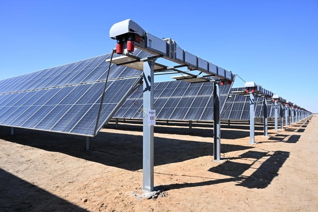 這是2023年3月18日在位于阿聯(lián)酋阿布扎比南部的艾爾達(dá)芙拉光伏電站拍攝的光伏板。新華社發(fā)（中國(guó)機(jī)械設(shè)備工程股份有限公司阿布扎比分公司供圖）