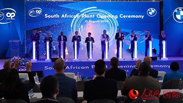 嘉賓點亮燈柱。人民網(wǎng) 張茜攝