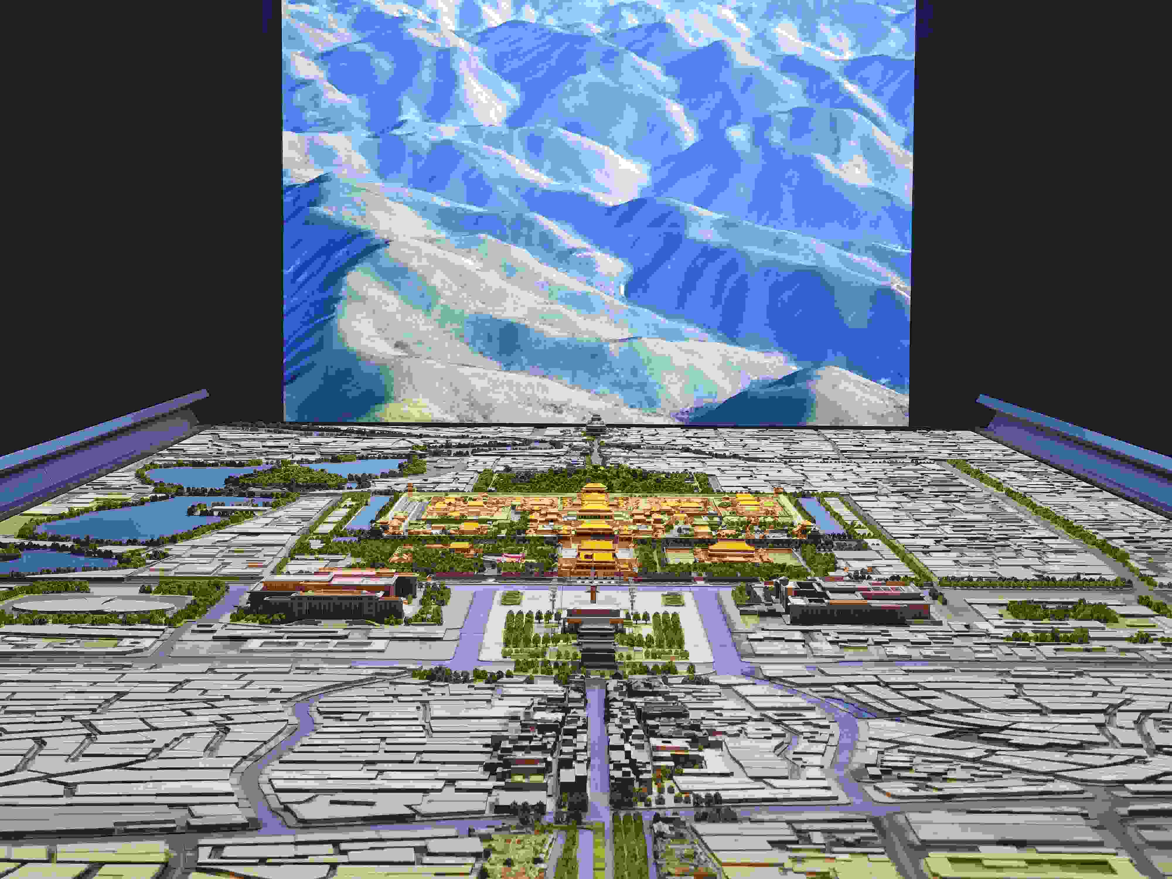 2023年3月，北京首都博物館精心制作的16米長中軸線沙盤，配以立體投影技術(shù)，展現(xiàn)了北京中軸線之壯美。