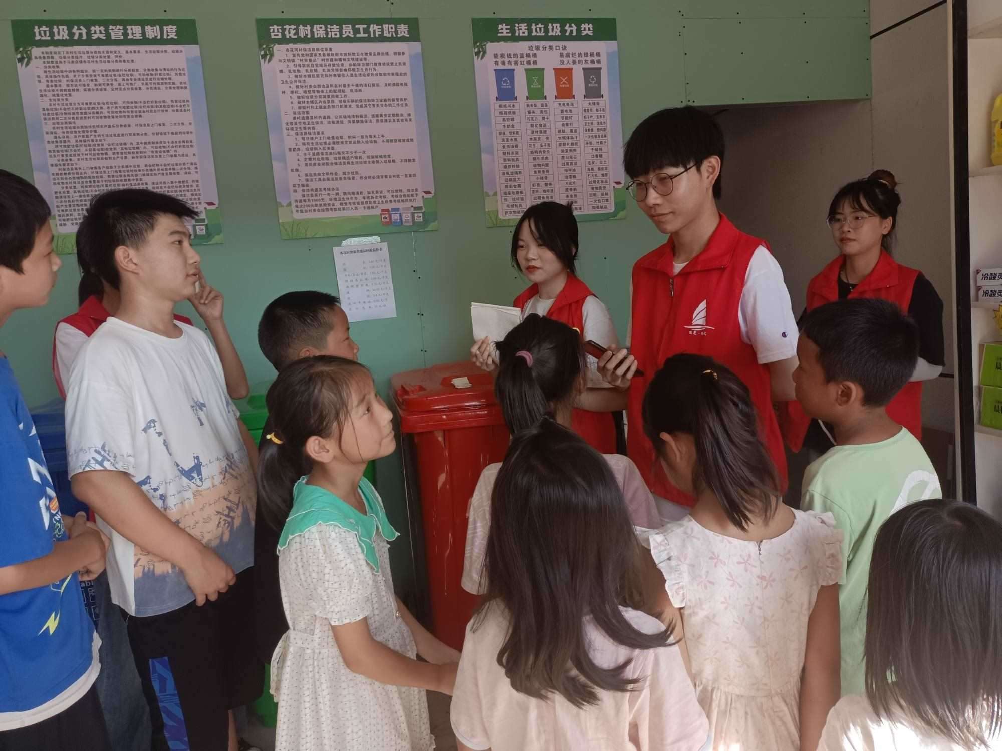 “小水滴”志愿服務(wù)隊(duì)進(jìn)校園宣講環(huán)保內(nèi)容