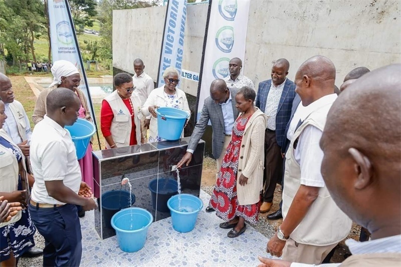 肯尼亞總統(tǒng)魯托考察南迪山供水項目設備運行情況。中鐵十局供圖
