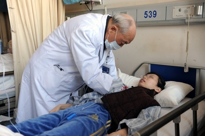 瑞金醫(yī)院終身教授王振義在上海瑞金醫(yī)院為病人看?。ㄙY料照片）。 新華社發(fā)