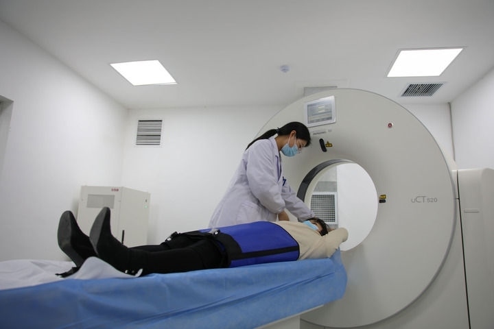 2023年3月2日，安徽省合肥市包河區(qū)煙墩街道社區(qū)衛(wèi)生服務(wù)中心的醫(yī)護(hù)人員為患者進(jìn)行CT檢查。 新華社記者 曹力 攝