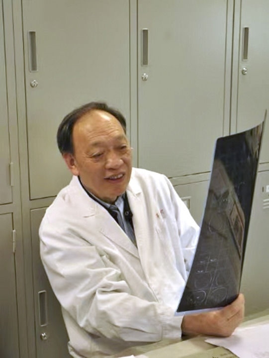 復(fù)旦大學(xué)附屬華山醫(yī)院感染科終身教授翁心華在工作（資料照片）。 新華社發(fā)