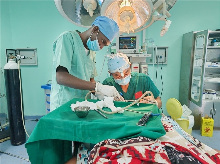 李廣醫(yī)生與當(dāng)?shù)蒯t(yī)生在做手術(shù)中。中國援桑醫(yī)療隊供圖
