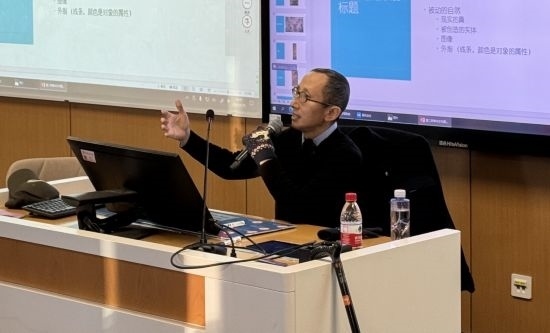 從去年秋天起，還在治療中的朱銳就堅持給本科生開課。（受訪者供圖）