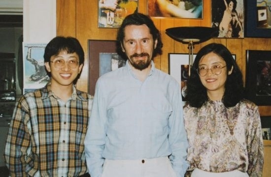 1992年，朱銳（左）赴美國杜蘭大學(xué)攻讀心靈哲學(xué)與認(rèn)知科學(xué)，師從心靈哲學(xué)和認(rèn)知科學(xué)家Radu Bogdan（中），右為朱銳師姐、北師大教授田平。