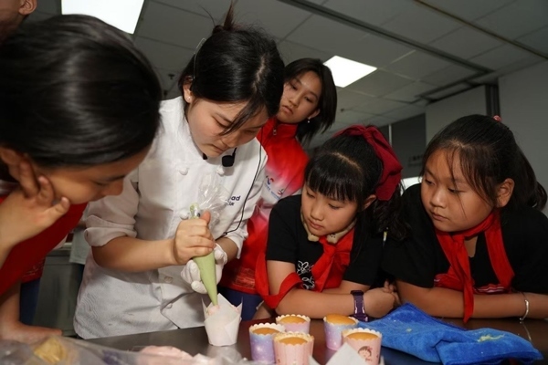 一日營(yíng)首發(fā)團(tuán)探訪技能大師工作室并現(xiàn)場(chǎng)開(kāi)展實(shí)踐體驗(yàn)活動(dòng)。徐匯區(qū)總工會(huì)供圖