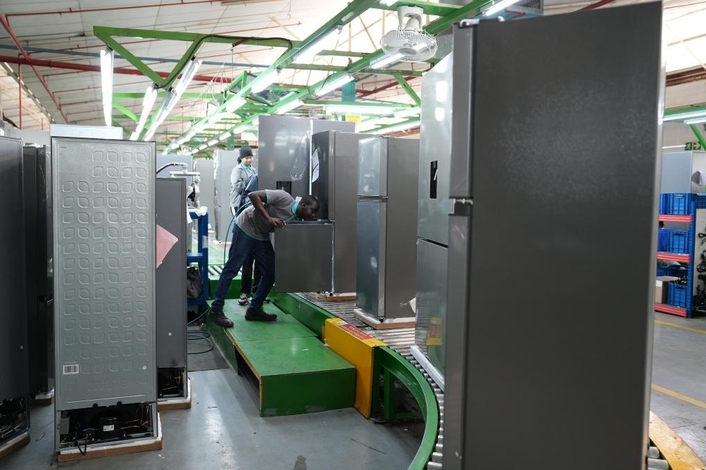 8月14日，在南非開普敦，當(dāng)?shù)貑T工在海信南非工業(yè)園的冰箱生產(chǎn)線上工作。新華社記者王雷攝