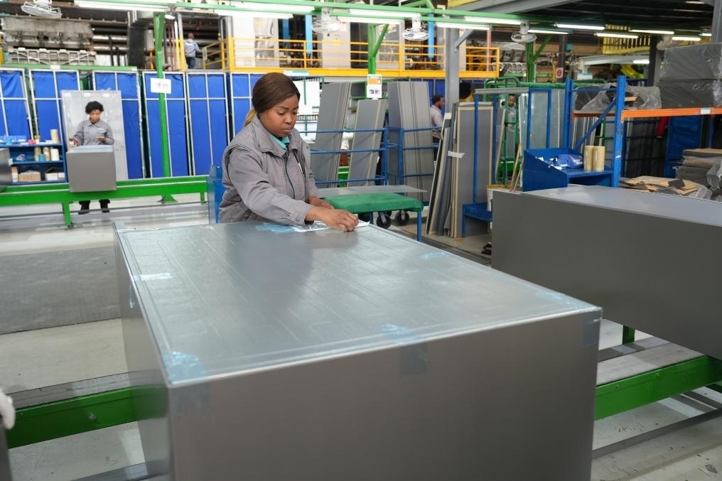 8月14日，在南非開普敦，當(dāng)?shù)貑T工在海信南非工業(yè)園的冰箱生產(chǎn)線上工作。新華社記者王雷攝