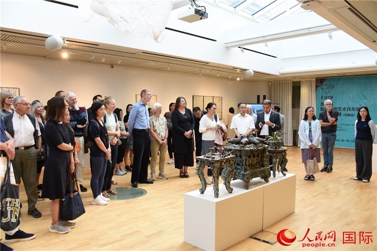 來賓參觀展覽作品。人民網(wǎng)記者 殷淼攝