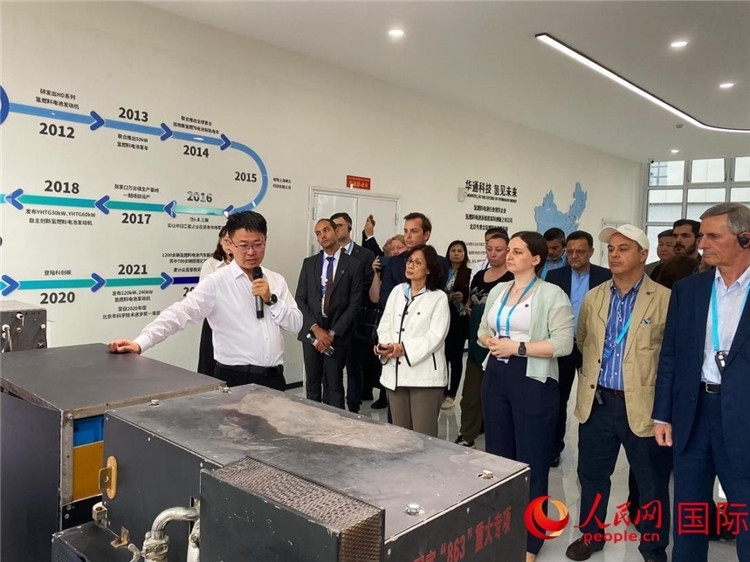 于民向駐華外交官和國(guó)際組織駐華代表介紹企業(yè)發(fā)展情況。人民網(wǎng) 宋歌攝