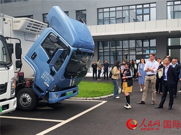 于民向駐華外交官和國(guó)際組織駐華代表介紹燃料電池車型。人民網(wǎng)記者 于洋攝