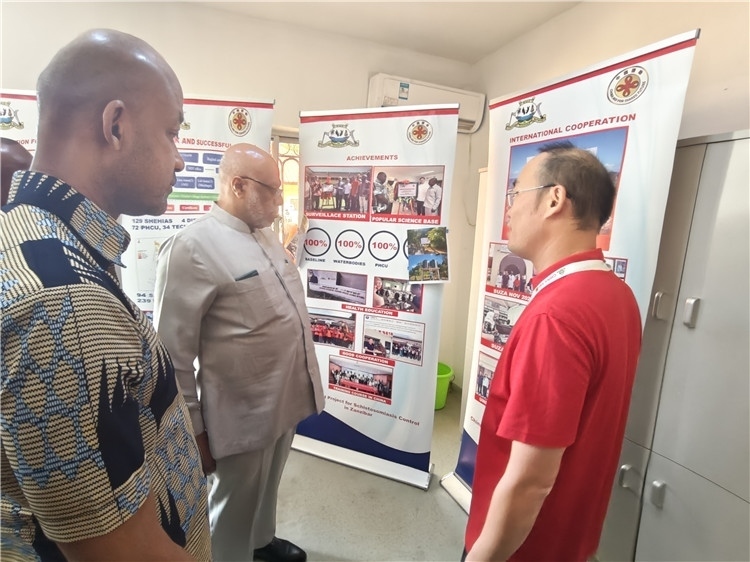 中方專家組組長黃玉政介紹項目進展。專家組供圖