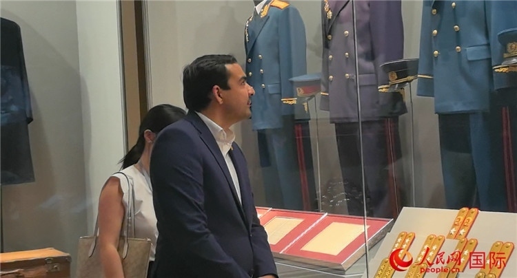 毛里求斯民議會(huì)議長阿德里安·夏爾·杜瓦爾參觀中國共產(chǎn)黨歷史展覽館。人民網(wǎng) 鐘文興攝