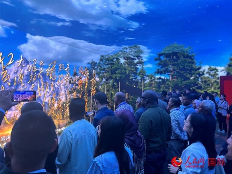 代表團在全景影院中感受長征場景。人民網(wǎng) 曹欣悅攝