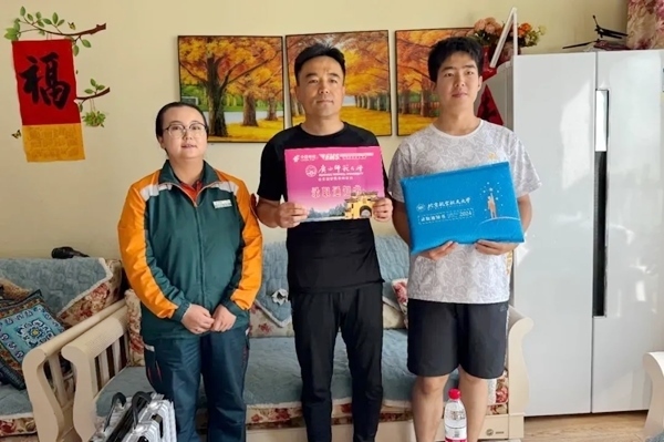 劉傲寒父子收到錄取通知書。北航供圖