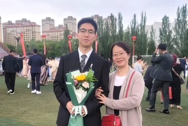 劉傲寒和媽媽合影。北航供圖