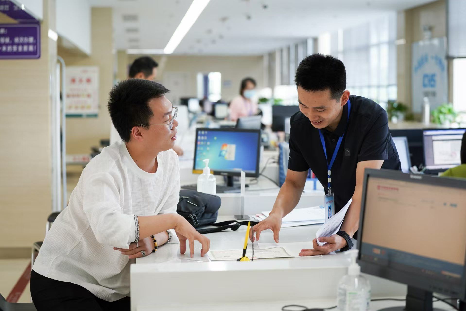 安徽省池州市市民在市政務(wù)服務(wù)大廳辦理業(yè)務(wù)。人民網(wǎng)記者 王銳攝