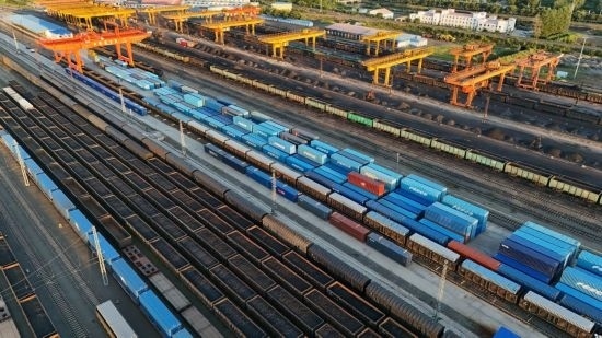 這是2024年8月14日在黑龍江綏芬河鐵路口岸集裝箱換裝場拍攝的集裝箱換裝作業(yè)現(xiàn)場（無人機照片）。今年前七個月，綏芬河鐵路口岸開行中歐班列573列，運量達55246標箱，同比分別增長23%和18%，班列數(shù)量持續(xù)保持高位運行。