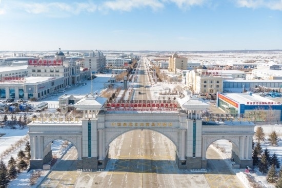 這是2024年1月31日拍攝的中國（黑龍江）自由貿(mào)易試驗區(qū)黑河片區(qū)（無人機照片）。五年來，中國（黑龍江）自由貿(mào)易試驗區(qū)將“試驗田”種成“高產(chǎn)田”，以全省萬分之三的面積，貢獻了全省約五分之一的實際使用外資和七分之一的外貿(mào)進出口，在對外合作、降低物流成本、培育特色產(chǎn)業(yè)和新業(yè)態(tài)新模式等方面深入探索，成功產(chǎn)出超過300項制度創(chuàng)新成果。