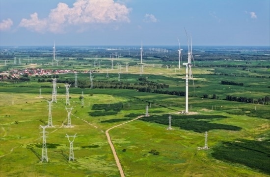 這是2024年7月19日拍攝的內(nèi)蒙古通遼238萬千瓦風電項目（無人機照片）。此項目每年可將75億千瓦時清潔電能經(jīng)扎魯特—青州±800（千伏）直流特高壓外送通道送至山東地區(qū)消納，相當于滿足受端地區(qū)超過300萬戶居民家庭用電需求，節(jié)約標煤261萬噸，減少二氧化碳排放634萬噸。