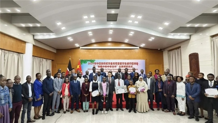 與會嘉賓和留學(xué)生們合影留念。中國駐肯尼亞大使館供圖