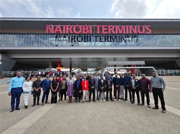 留學(xué)生們參訪中企承建的蒙內(nèi)鐵路。中國駐肯尼亞大使館供圖