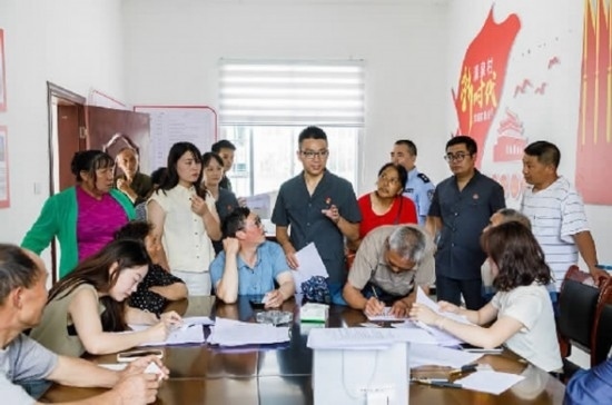 圖為2024年8月6日，重慶市奉節(jié)縣人民法院興隆人民法庭庭長費(fèi)明軍（中）在做調(diào)解工作。蹇懿 攝