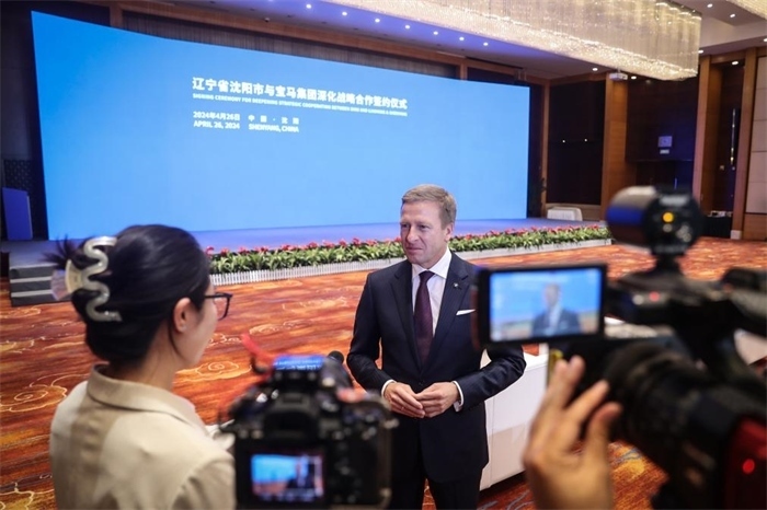 2024年4月26日，寶馬集團董事長齊普策在遼寧省沈陽市與寶馬集團深化戰(zhàn)略合作簽約儀式現(xiàn)場接受采訪。新華社記者潘昱龍攝