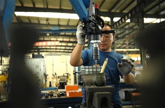 2024年7月30日，在長春吉林通用機械（集團）有限責任公司模具裝配生產(chǎn)線，鉗工在進行攻絲操作。近年來，吉林通用機械（集團）有限責任公司通過數(shù)字化改造、智能化升級提高生產(chǎn)效率，提升產(chǎn)業(yè)競爭力，已成為全球鋁加工汽車輕量化零部件知名供應(yīng)商，為奧迪、大眾、寶馬、奔馳、保時捷等多家品牌主機廠供應(yīng)零件。新華社記者柳文惠攝