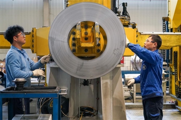 2023年3月16日，工人在位于太倉市高新區(qū)的威爾斯新材料（太倉）有限公司生產(chǎn)車間內(nèi)進行加工作業(yè)。新華社記者李博攝