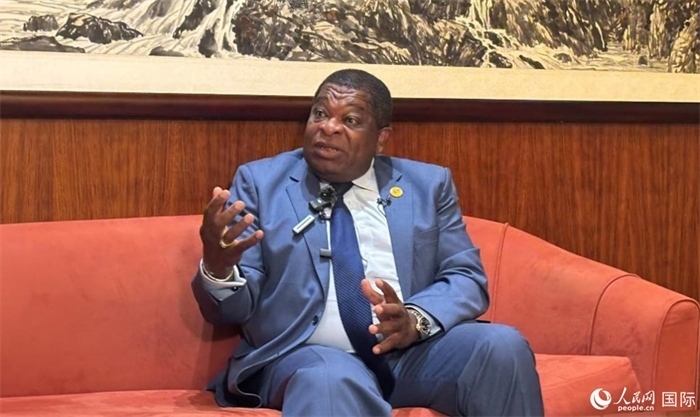 各國議會聯(lián)盟秘書長馬丁·純貢接受采訪。人民網(wǎng) 曹欣悅攝