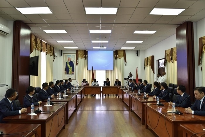 當(dāng)?shù)貢r間8月20日，圭亞那總統(tǒng)伊爾凡·阿里在圭亞那首都喬治敦鐘阿瑟會議中心會見了即將離任的中國（江蘇）第19期援圭亞那醫(yī)療隊。 中國（江蘇）第19期援圭亞那醫(yī)療隊供圖