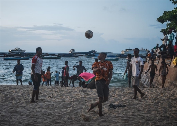 2023年12月31日，人們?cè)谔股Ｄ醽喩＝o巴爾島海濱踢球。新華社記者王冠森攝