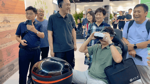 研學團成員正在用VR眼鏡體驗。人民網(wǎng) 王戰(zhàn)雄攝