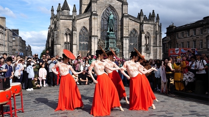 《長城魂》的演員在愛丁堡皇家一英里街頭演出。主辦方供圖