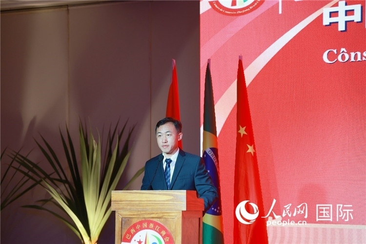 中國(guó)駐里約熱內(nèi)盧代總領(lǐng)事王海濤在典禮中致辭。人民網(wǎng)記者 陳海琪攝