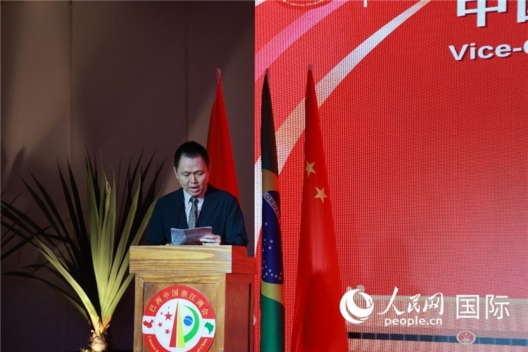 中國(guó)駐里約總領(lǐng)館副總領(lǐng)事王尉育宣讀賀電。人民網(wǎng)記者 陳海琪攝