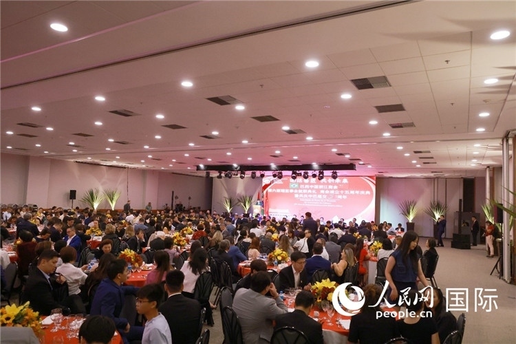 當(dāng)?shù)貢r(shí)間8月24日晚，巴西中國(guó)浙江商會(huì)第六屆理監(jiān)事會(huì)就職典禮在里約熱內(nèi)盧舉行。圖為就職典禮現(xiàn)場(chǎng)。人民網(wǎng)記者 陳海琪攝